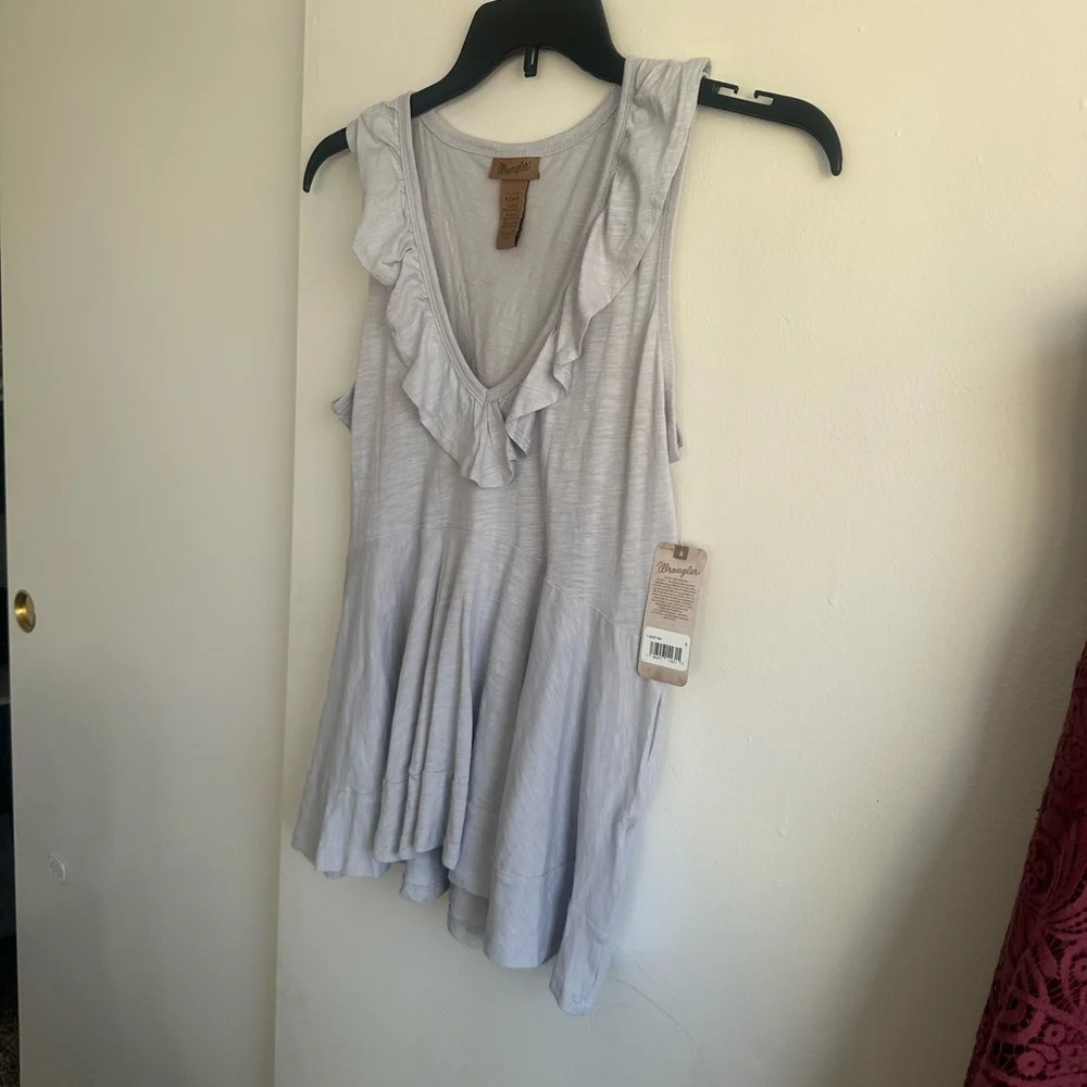 Wrangler Light Gray Ruffle V-Neck Tank Top - Picture 5 of 9